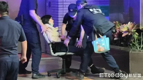 ▲▼新北陸配簡女（簡桂玉，須匿名）涉於新店碧潭溺殺2名親生幼女，台北地院今（30日）辯論終結，在押的簡女虛弱無力、表情痛苦還押。（圖／記者黃哲民攝）