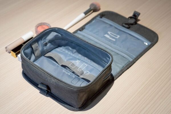 ▲▼鴻海科技日限定伴手禮曝光　聯名旅行盥洗包、鈦輕水瓶搶先看。（圖／翻攝鴻海科技集團）