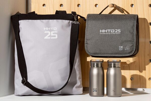 ▲▼鴻海科技日限定伴手禮曝光　聯名旅行盥洗包、鈦輕水瓶搶先看。（圖／翻攝鴻海科技集團）