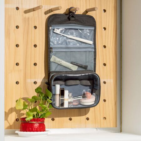 ▲▼鴻海科技日限定伴手禮曝光　聯名旅行盥洗包、鈦輕水瓶搶先看。（圖／翻攝鴻海科技集團）