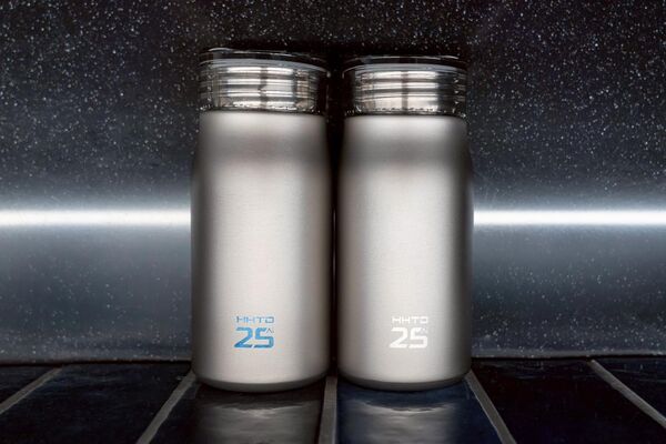 ▲▼鴻海科技日限定伴手禮曝光　聯名旅行盥洗包、鈦輕水瓶搶先看。（圖／翻攝鴻海科技集團）