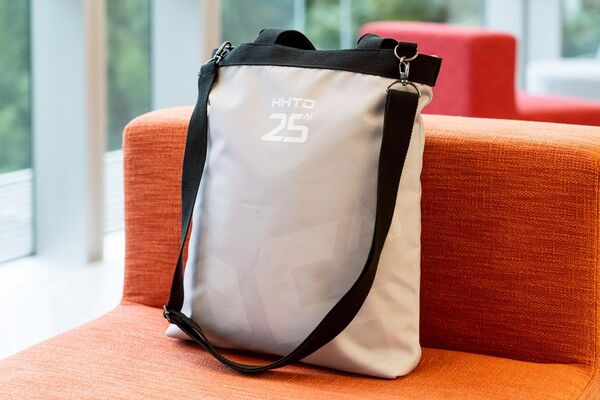 ▲▼鴻海科技日限定伴手禮曝光　聯名旅行盥洗包、鈦輕水瓶搶先看。（圖／翻攝鴻海科技集團）