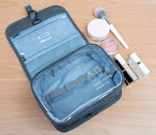 ▲▼鴻海科技日限定伴手禮曝光　聯名旅行盥洗包、鈦輕水瓶搶先看。（圖／翻攝鴻海科技集團）