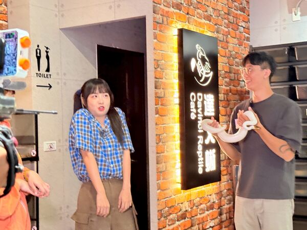 ▲籃籃被白色球蟒上身臉部扭曲。（圖／民視提供）