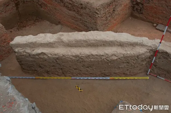 ▲▼台南考古出土清代「糖碎」修成道路。（圖／台南市文資處）