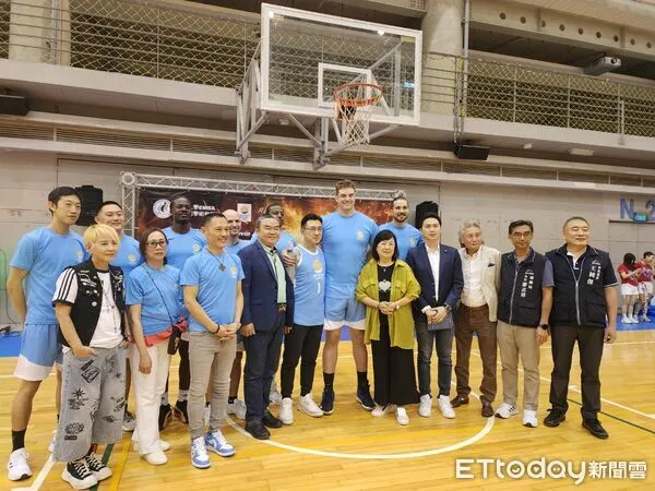▲用生命故事點亮青年 獨臂籃球員Kevin Atlas來台傳遞希望。（圖／記者游瓊華攝）