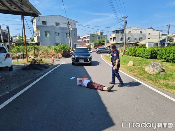 ▲▼   老翁身體不適倒在路中   。（圖／中埔分局提供）
