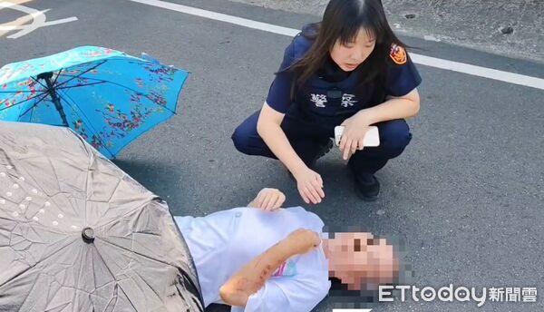 ▲▼   老翁身體不適倒在路中   。（圖／中埔分局提供）