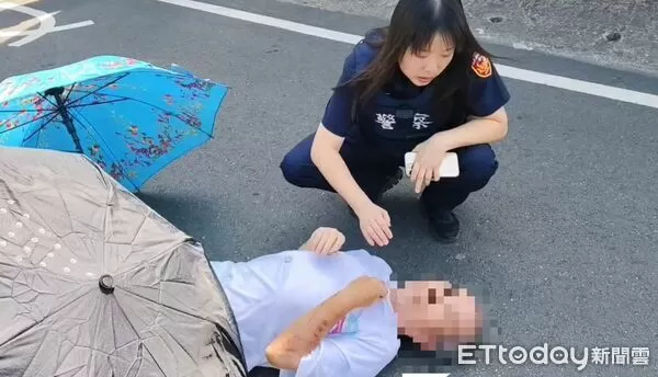 ▲▼   老翁身體不適倒在路中   。（圖／中埔分局提供）