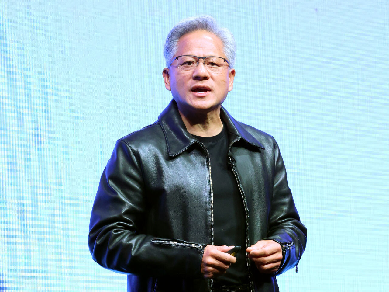 睽違15年再度訪韓！黃仁勳抵達仁川機場　下午約李在鎔「吃炸雞」