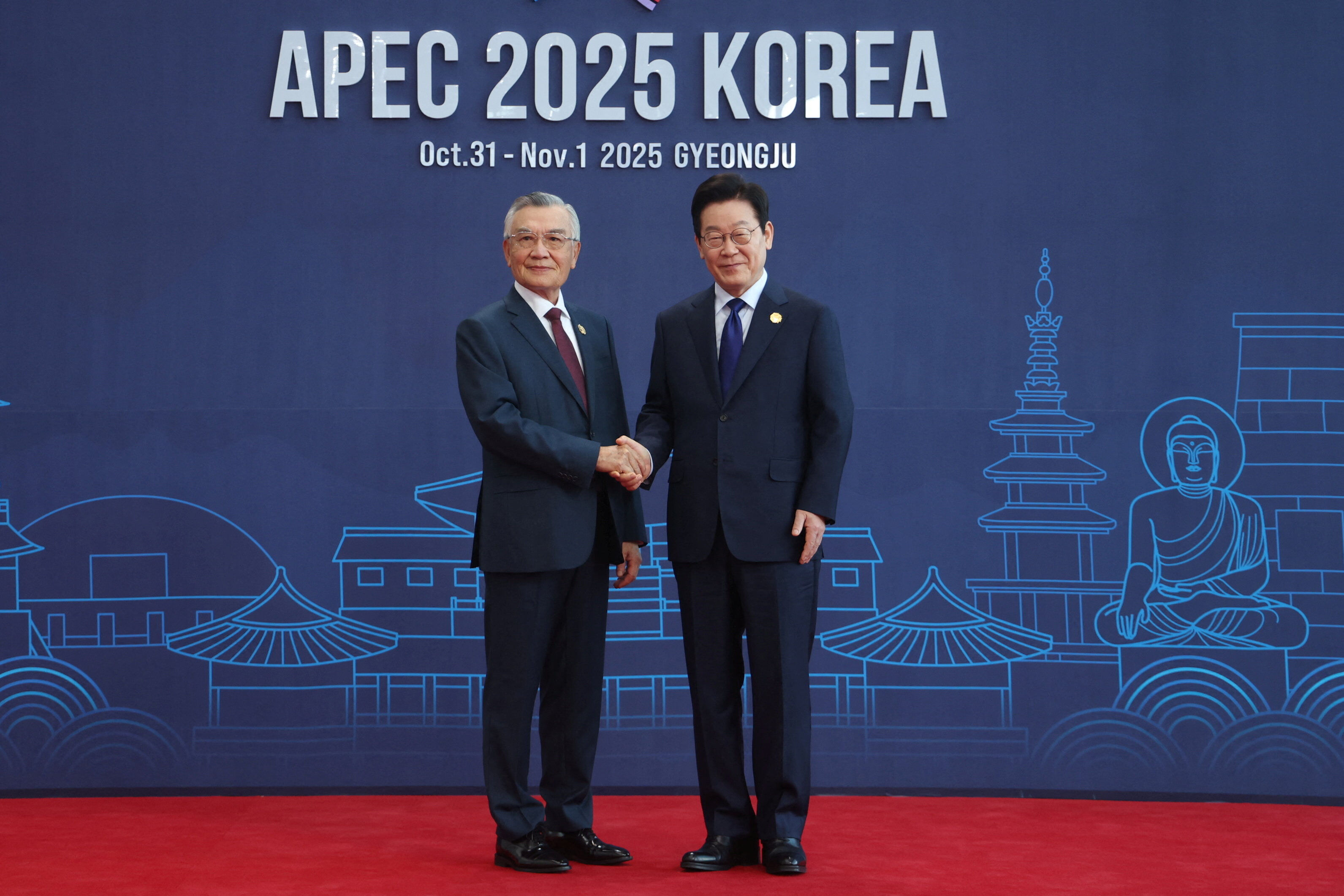 ▲▼台灣代表林信義31日上午出席慶州APEC會議,由南韓總統李在明迎接。(圖/路透)