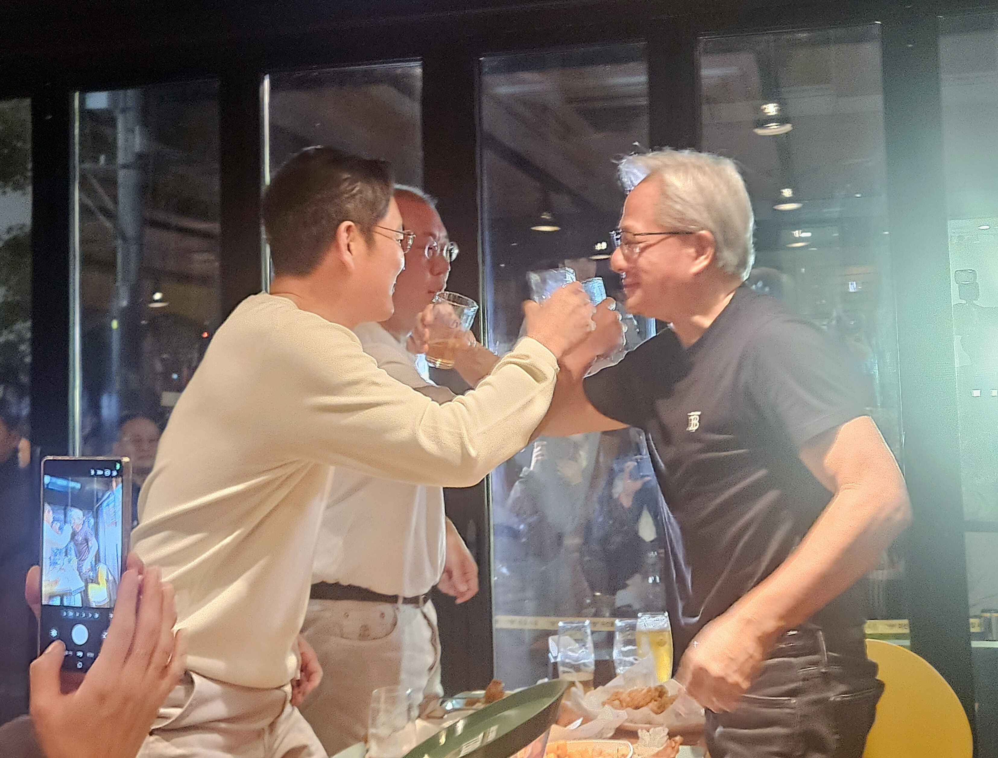 ▲▼黃仁勳與李在鎔、鄭義宣喝起「交杯酒」。(圖/達志影像/newscom)