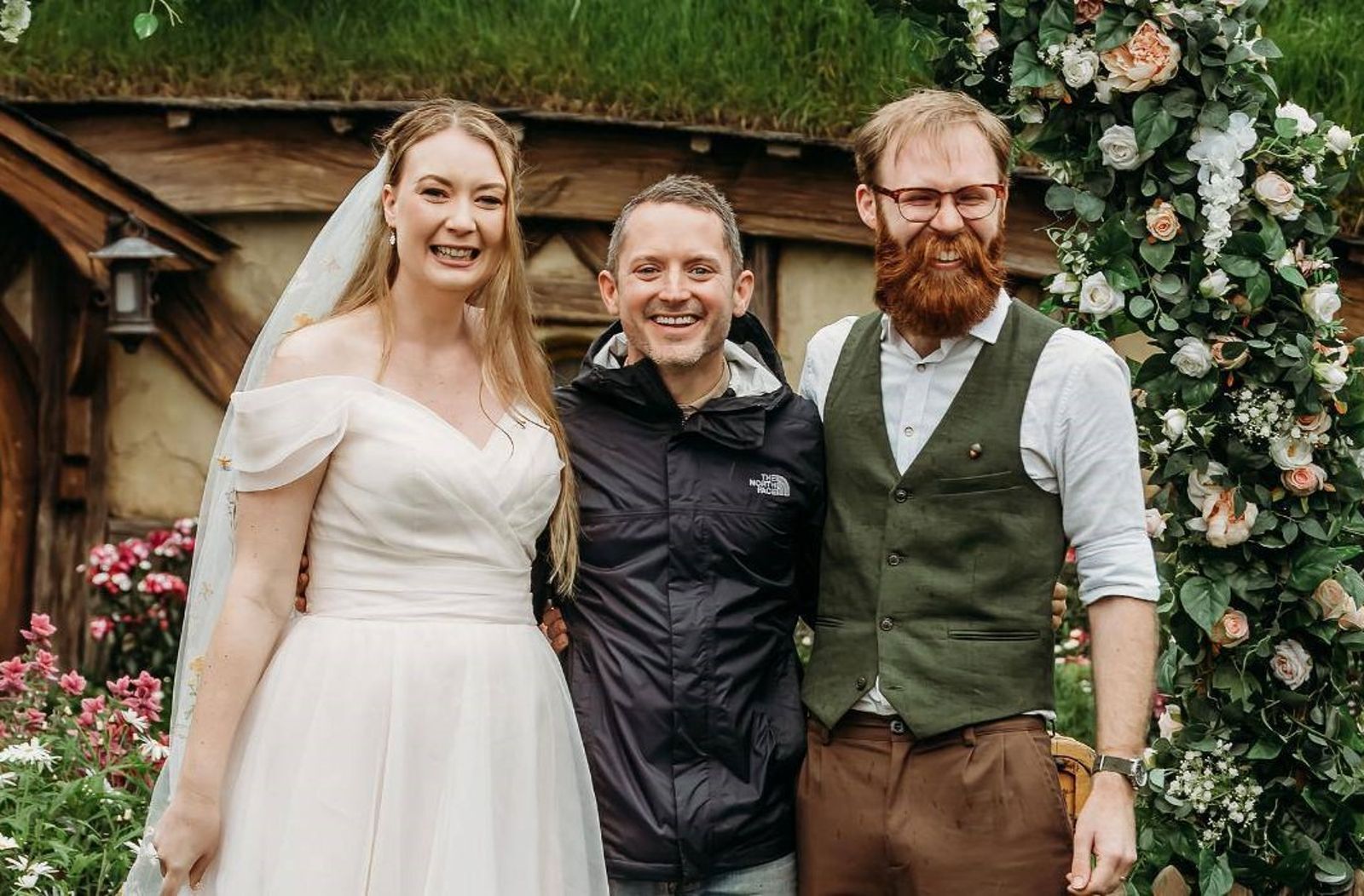 伊利亞伍德（中）驚喜現身新人的婚禮。（翻攝TikTok／@hobbitontours）