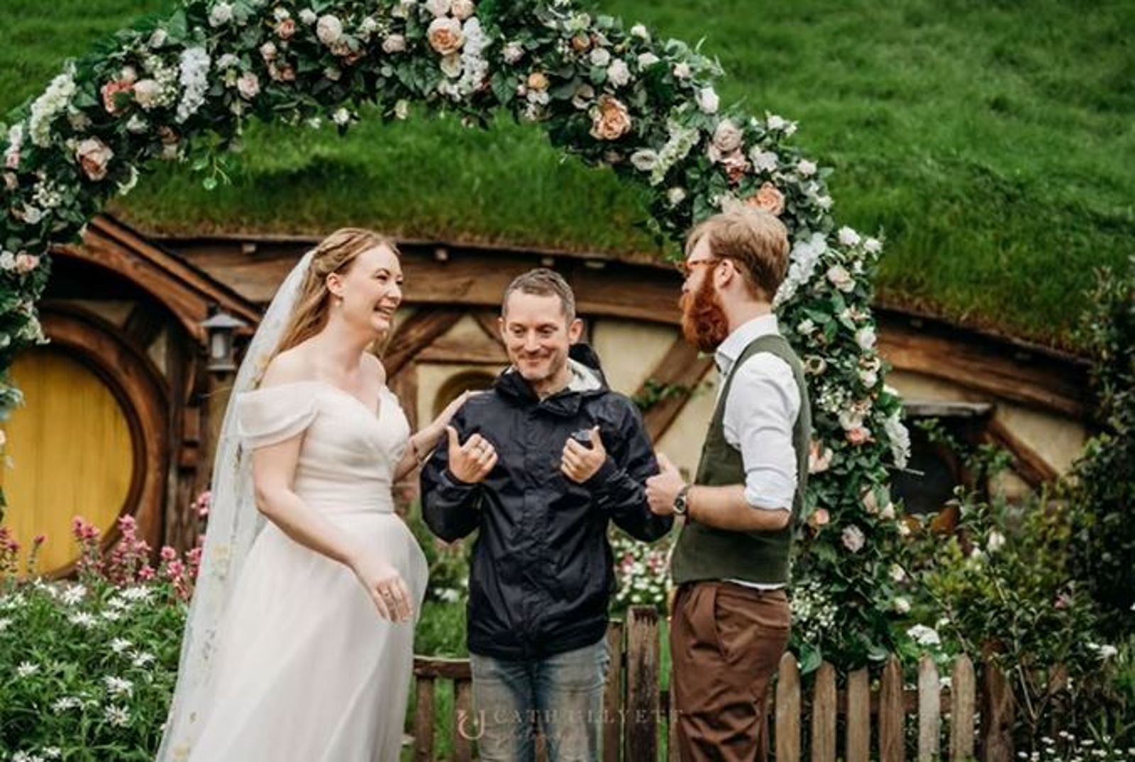 新人在《魔戒》哈比人村結婚　「佛羅多」本尊驚喜現身！場面太夢幻