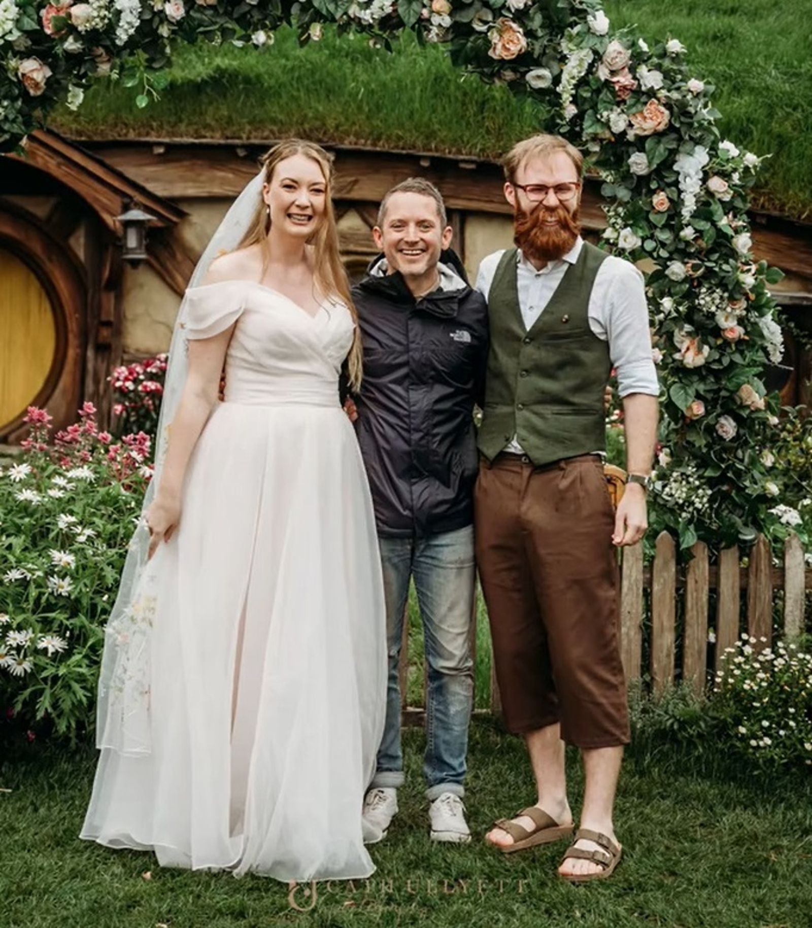 新人在《魔戒》哈比人村結婚　「佛羅多」本尊驚喜現身！場面太夢幻