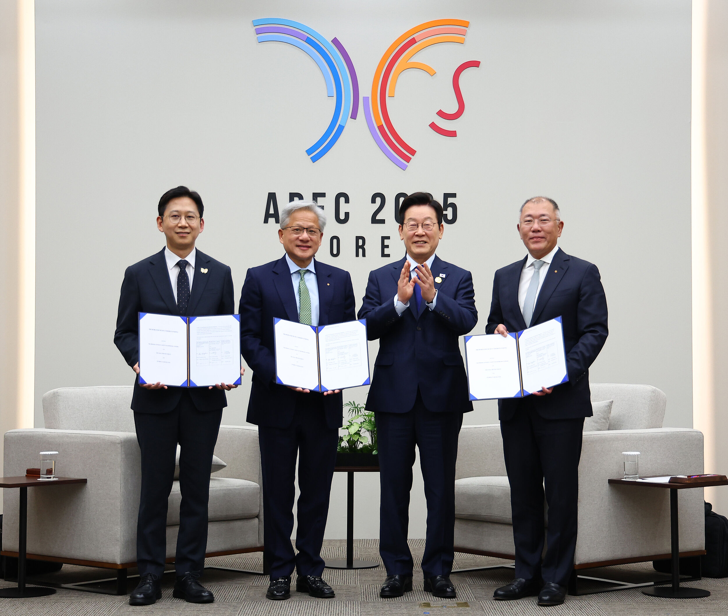 ▲▼輝達執行長黃仁勳31日獲得南韓總統李在明接見，宣布輝達與南韓政府、現代汽車針對AI合作簽署協議。（圖／VCG）