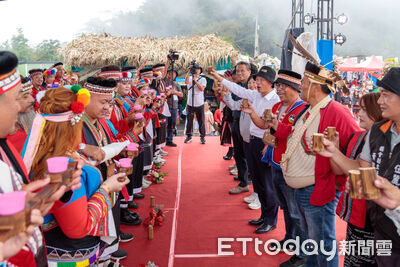 阿里山鄒族傳統婚禮盛事！　生命豆季13對新人走上紅毯