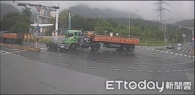 宜蘭蘇澳砂石車右轉撞自小客 轎車慘被推著走!驚悚畫面曝