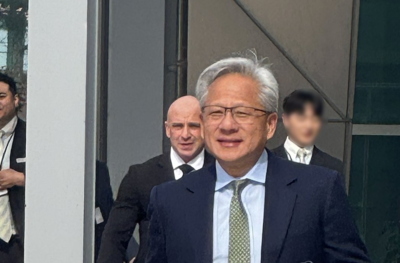 黃仁勳訪韓人氣爆棚！韓國粉絲興奮接機　他曝將宣布「重大消息」