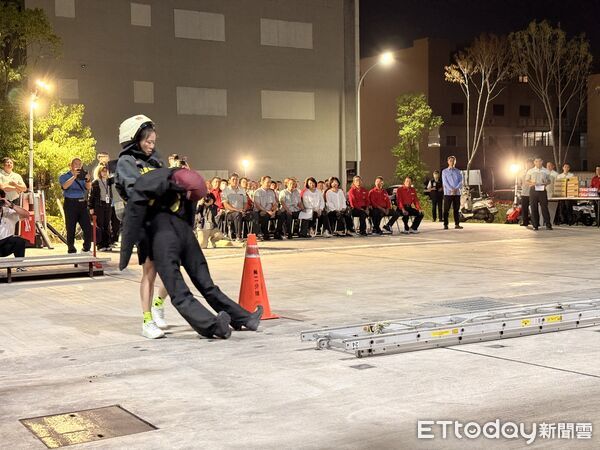 ▲▼   嘉義市義勇消防總隊出征全國義消體技能交流活動，市長黃敏惠授旗勉勵   。（圖／嘉義市消防局提供）