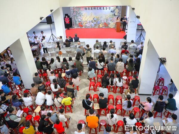 ▲▼  梅嶺美術文教基金會「114年度繪畫、書法、攝影、硬筆比賽」頒獎典禮熱鬧登場  。（圖／嘉義縣政府提供）