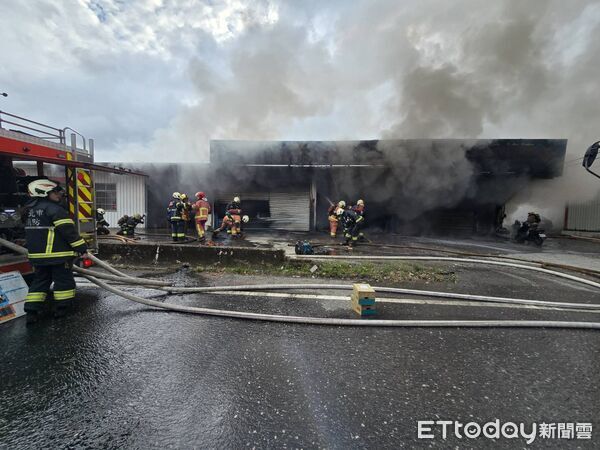 ▲▼淡水3間鐵皮屋燃燒　狂冒黑煙。（圖／記者陸運陞翻攝）