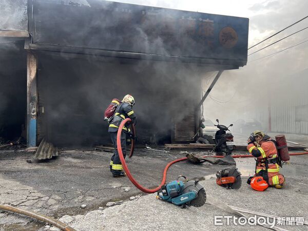 ▲▼淡水3間鐵皮屋燃燒　狂冒黑煙。（圖／記者陸運陞翻攝）