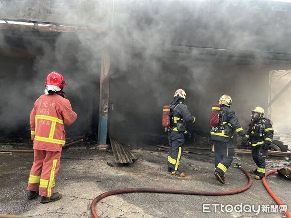 ▲▼淡水3間鐵皮屋燃燒　狂冒黑煙。（圖／記者陸運陞翻攝）
