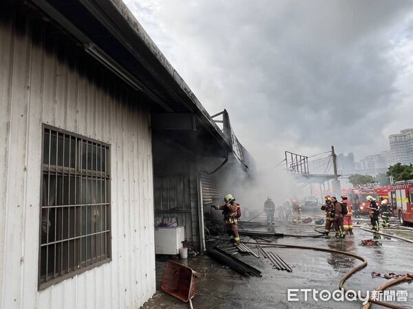 ▲▼淡水3間鐵皮屋燃燒　狂冒黑煙。（圖／記者陸運陞翻攝）
