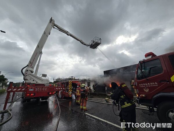 ▲▼淡水3間鐵皮屋燃燒　狂冒黑煙。（圖／記者陸運陞翻攝）