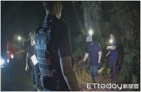 ▲內埔警方找到王男及其愛犬順利脫困。（圖／記者陳崑福翻攝）