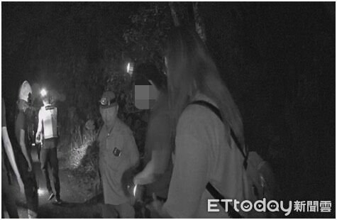 ▲內埔警方找到王男及其愛犬順利脫困。（圖／記者陳崑福翻攝）