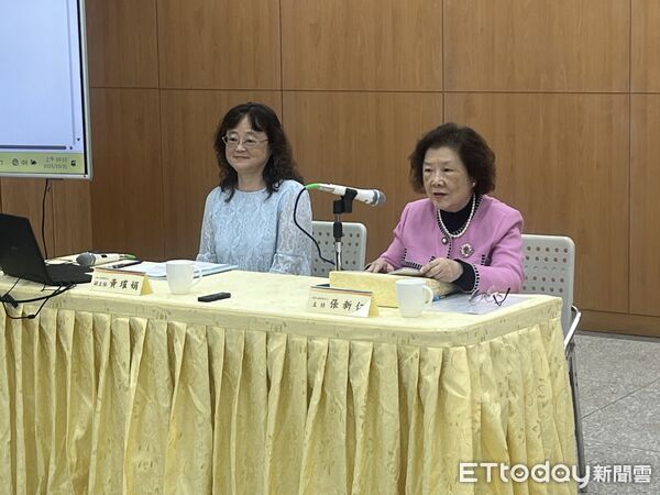 ▲▼大考中心主任張新仁（圖右）與副主任黃璀娟，共同宣布首次英聽測驗成績與考場狀況。（圖／記者許敏溶攝）