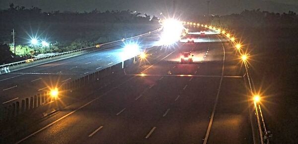 ▲▼國道霧區設置閃光黃燈。（圖／高公局提供）