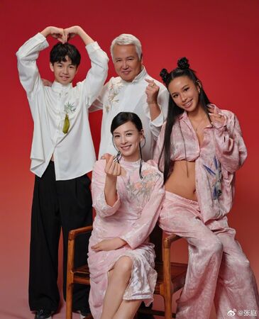 ▲▼張庭15歲女兒長大了！拍全家福「露纖腰長腿」。（圖／翻攝自微博）