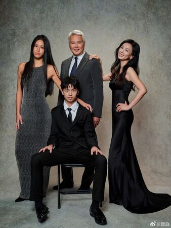 ▲▼張庭15歲女兒長大了！拍全家福「露纖腰長腿」。（圖／翻攝自微博）