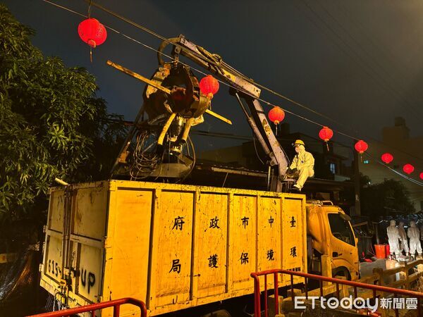 ▲▼非洲豬瘟案場內部太髒亂，軍方再增援80人全力清消。（圖／台中市府提供，下同）