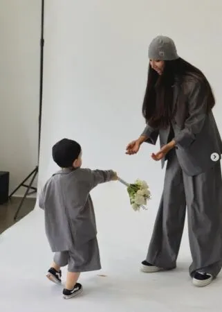 ▲鄭雨盛1歲私生子長大了！暴風抽高逼近媽媽腰間　韓網驚：很像他 。（圖／翻攝自文佳菲IG）