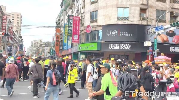 ▲白沙屯媽祖今天再次駕臨新北，土城警方出動400名警力維持秩序。（圖／記者陸運陞翻攝）