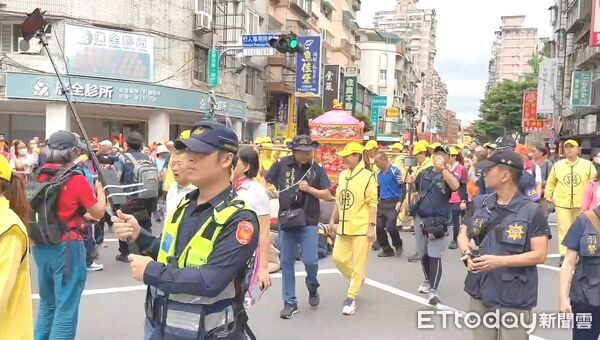 ▲白沙屯媽祖今天再次駕臨新北，土城警方出動400名警力維持秩序。（圖／記者陸運陞翻攝）
