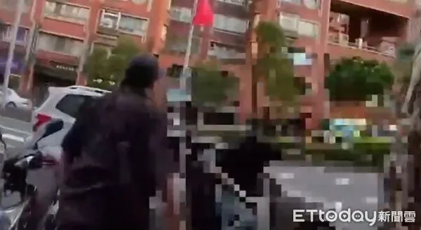 ▲▼警員誘捕少年車手，另名少年持球棒襲警，當街搶走三百萬詐款。（圖／記者邱中岳翻攝）