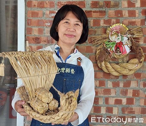 ▲「台灣稻藝」負責人張淑娥展示稻草手編寶船及日本石川縣指定型式注連繩。（圖／記者林東良翻攝，下同）
