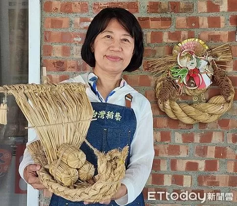 ▲「台灣稻藝」負責人張淑娥展示稻草手編寶船及日本石川縣指定型式注連繩。（圖／記者林東良翻攝，下同）