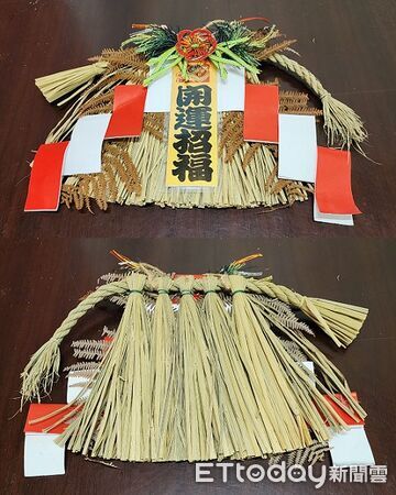 ▲「台灣稻藝」負責人張淑娥展示稻草手編寶船及日本石川縣指定型式注連繩。（圖／記者林東良翻攝，下同）