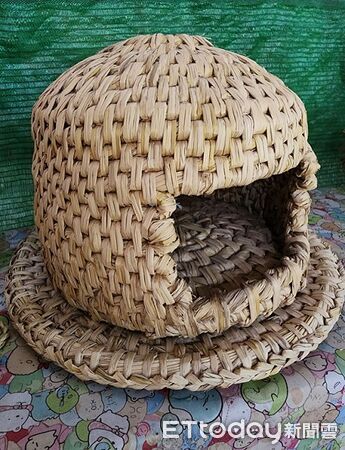 ▲「台灣稻藝」負責人張淑娥展示稻草手編寶船及日本石川縣指定型式注連繩。（圖／記者林東良翻攝，下同）