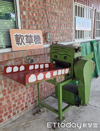 ▲「台灣稻藝」負責人張淑娥展示稻草手編寶船及日本石川縣指定型式注連繩。（圖／記者林東良翻攝，下同）