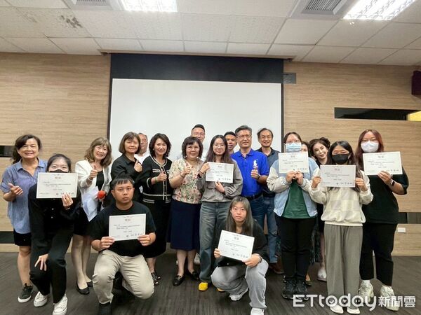 ▲「從產地到餐桌～全國跨世代飲食智慧創新競賽」在中華醫大登場，獲獎學生開心領獎合影。（記者林東良翻攝，下同）