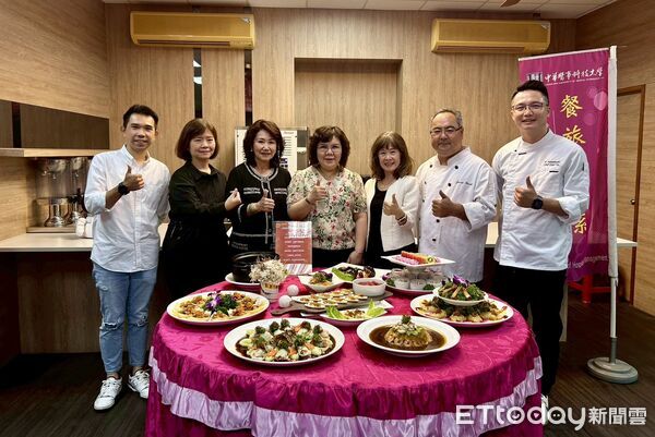 ▲「從產地到餐桌～全國跨世代飲食智慧創新競賽」在中華醫大登場，獲獎學生開心領獎合影。（記者林東良翻攝，下同）