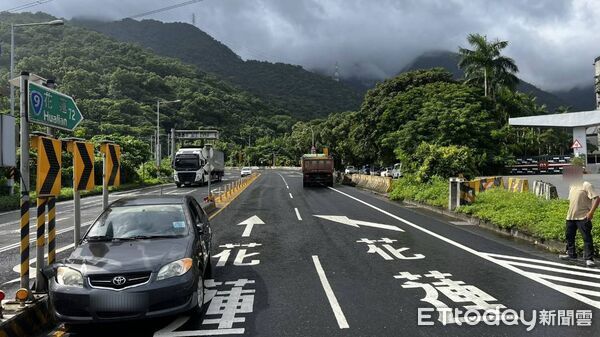 ▲▼砂石車頭擦撞黑色轎車，轎車旋轉一圈被撞停在分隔島前緣。（圖／記者游芳男翻攝，下同）