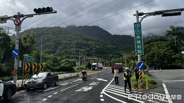 ▲▼砂石車頭擦撞黑色轎車，轎車旋轉一圈被撞停在分隔島前緣。（圖／記者游芳男翻攝，下同）